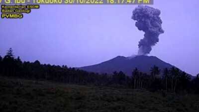 Gunung Dukono Lontarkan Abu Vulkanik Setinggi 2.800 Meter