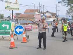 Polres Garut Berjuang Urai Kepadatan Arus Kendaraan di Jalan Raya Bandung-Garut Kedua Arah Saat Libur Lebaran 2025 Ini