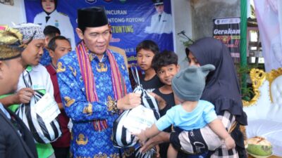 Tinjau Posyandu Wabup Loteng Ingatkan Dampak Stunting dan Serahkan Bantuan