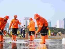 Pemprov DKI Kerja Bakti Bersihkan Kawasan Monas Jelang Persiapan Harlah Pancasila