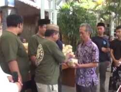 Ribuan Warga Antre Pembagian Daging Kurban di Ponpes Tebuireng