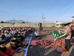 Amien Rais Menjadi Khatib dalam Pelaksanaan Shalat Idul Adha di Bojongsoang Bandung