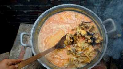 Warga Malaysia Gotong Royong Masak Hewan Kurban di Kedubes