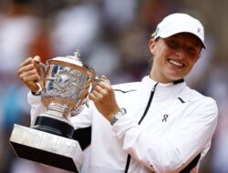 TENIS — Lewati Karolina Muchova, Swiatek Sabet Gelar French Open 2023