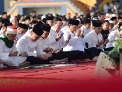 Prabowo Salat Idul Adha di Stadion Mandalamukti Bareng Warga Cikalong Wetan