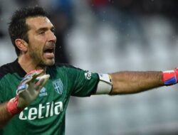 Buffon Resmi Umumkan Gantung Sepatu dari Sepak Bola