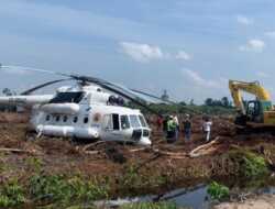Helikopter BNPB Mendarat Daurat di Lahan Gambut Mendawai Seberang Kalteng