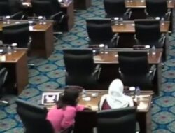 Duh! Anggota DPRD DKI Diduga Main Judi Slot Saat Rapat Paripurna