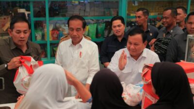 Jokowi dan Prabowo Bagikan BLT di Pasar Bululawang Malang