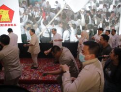 Prabowo Nari Poco-poco Bareng Kader Gerindra di Jakpus