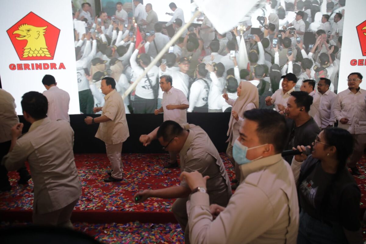 Prabowo Nari Poco-poco Bareng Kader Gerindra di Jakpus