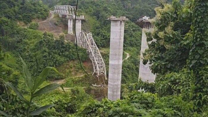 Jembatan Rel Kereta di India Ambruk, 26 Orang Dilaporkan Tewas
