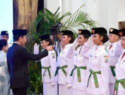 Jokowi Kukuhkan 76 Anggota Paskibraka Hut ke-78 Kemerdekaan Indonesia
