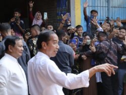Kompak Pakai Baju Putih, Prabowo Dampingi Jokowi Blusukan ke Pasar Grogolan Pekalongan