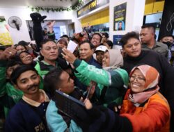 Makan di Mie Gacoan, Prabowo Disambut Antusiasme Warga, Pekerja, Ojol
