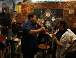 Prabowo Ngejam di Kafe Solo Bareng Band Lokal, Relawan Jokowi dan Gibran