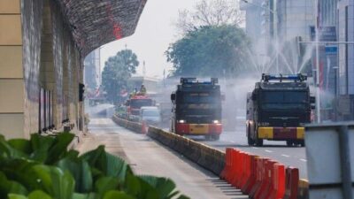 Jaga Suhu Jakarta Tetap Sejuk Jelang KTT ASEAN, Pemprov DKI Siram Tanaman dan Ruas Jalan Protokol