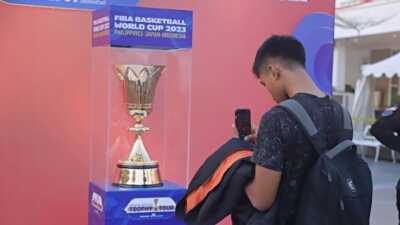 Trofi Piala Dunia FIBA Dipamerkan di Balai Pemuda Kota Surabaya