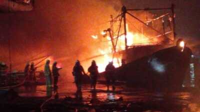Kapal Cumi di Pelabuhan Muara Baru Terbakar