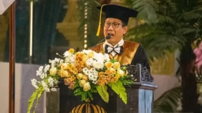 Mendes PDTT Raih Gelar Profesor Kehormatan dari Unesa