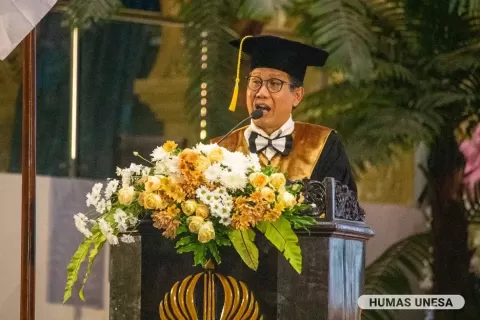 Mendes PDTT Raih Gelar Profesor Kehormatan dari Unesa