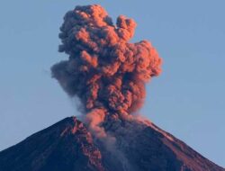 Gunung Semeru Luncurkan Awan Panas Disergai Getaran Banjir Sore Tadi
