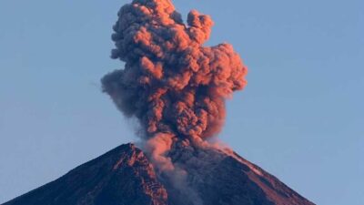 Gunung Dukono Lontarkan Abu Setinggi 3 Ribu Meter