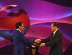 Jokowi Serahkan Tongkat Keketuaan ASEAN ke Laos