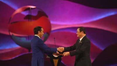 Jokowi Serahkan Tongkat Keketuaan ASEAN ke Laos