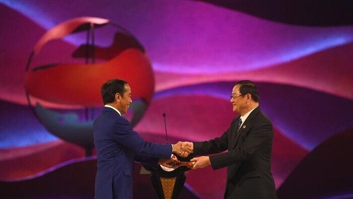 Jokowi Serahkan Tongkat Keketuaan ASEAN ke Laos