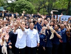 Kunjungan ke Bandung, Jokowi Prabowo Kompak Selfie Bareng Karyawan PT Pindad