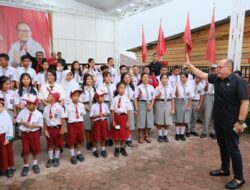 Tekan Angka Putus Sekolah, Junimart Girsang Kembali Salurkan Ratusan Beasiswa di Dairi
