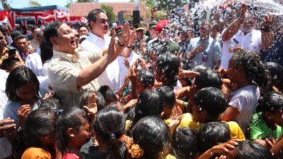 Momen Prabowo Bermain Air Bersama Anak-anak di Pulau Moa
