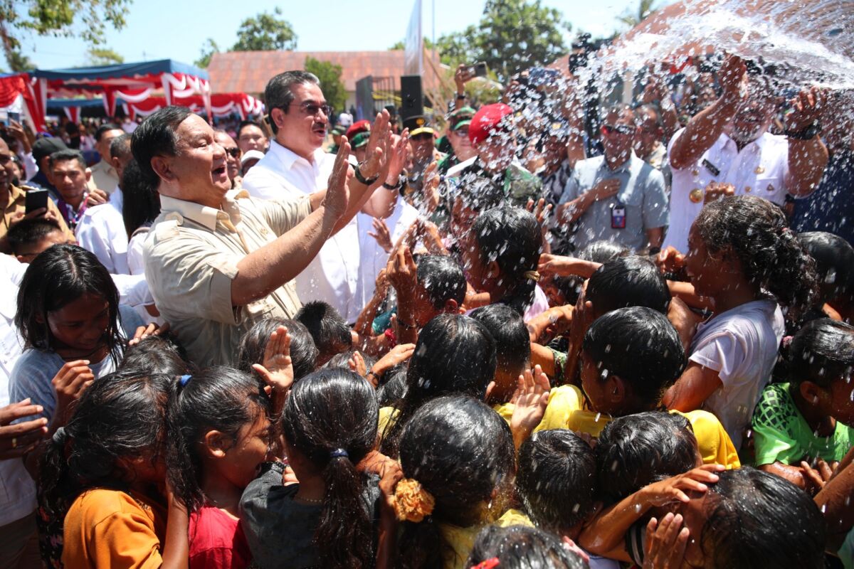 Momen Prabowo Bermain Air Bersama Anak-anak di Pulau Moa