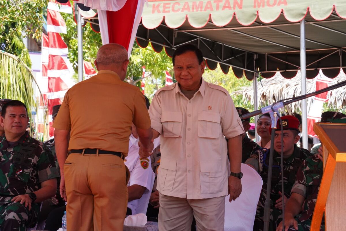Prabowo Dihadang Ibu-ibu Persit, Diminta Bernyanyi Lagu O Ulate di Pulau Moa