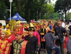 Pasukan Kirab Budaya Berkumpul di Taman Suropati Untuk Iringi Prabowo-Gibran Daftar ke KPU