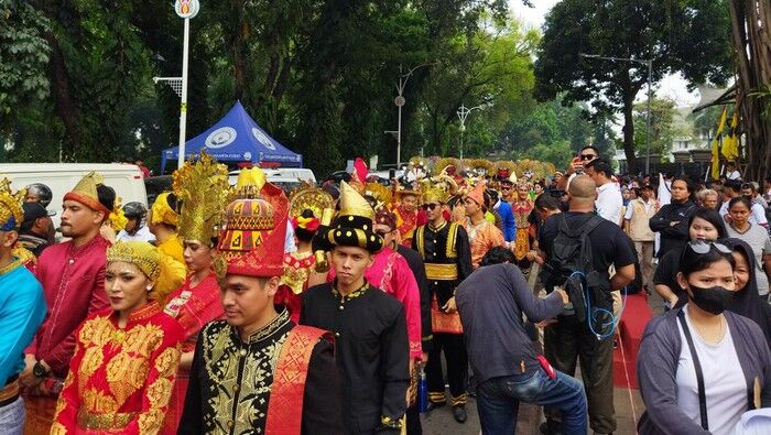 Pasukan Kirab Budaya Berkumpul di Taman Suropati Untuk Iringi Prabowo-Gibran Daftar ke KPU