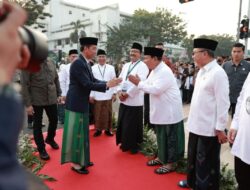 Hadiri Apel Hari Santri 2023 yang Dipimpin Presiden Jokowi, Prabowo Sarungan