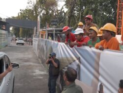 Momen Prabowo Sapa Pekerja Proyek Usai Jalani Tes Kesehatan