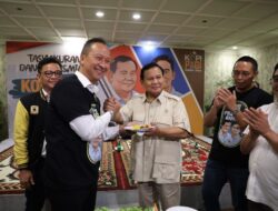 Bertemu Anak Muda di Posko Relawan, Prabowo Tertawa Diteriaki ‘Emang Boleh Se-gemoy Ini’