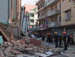 Tim Penyelamat Cari Korban Gempa Nepal di Reruntuhan