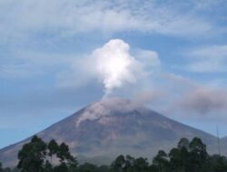 Warga Terdampak Erupsi Gunung Lewotobi Diberi Bantuan