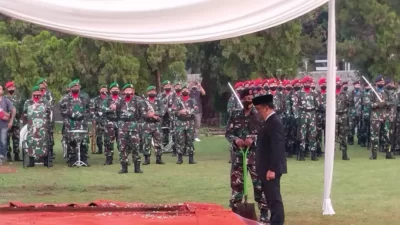 Mensesneg Pimpin Prosesi Pemakaman Jenazah Kuntoro di TMP Kalibata