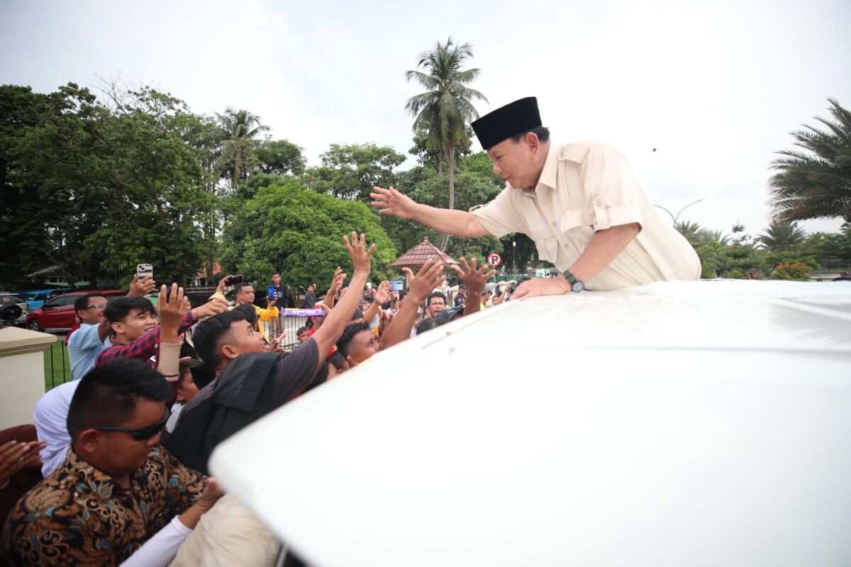 Seruan ‘Gemoy’ Sambut Kedatangan Prabowo di Masjid Agung Banten