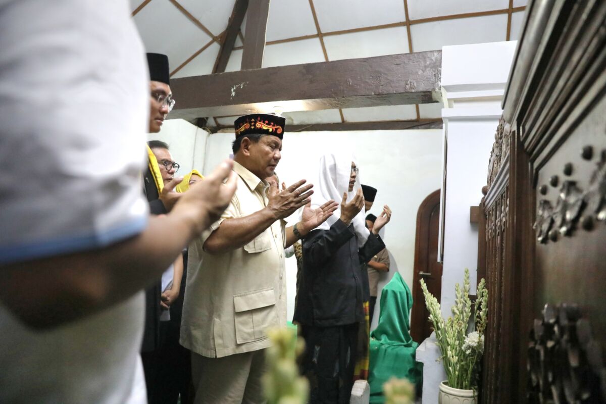 Prabowo Ziarah ke Makam Sultan Maulana Hasanudin