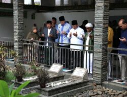 Prabowo Ziarah ke Makam Pendiri Pondok Pesantren Miftahul Huda Tasikmalaya