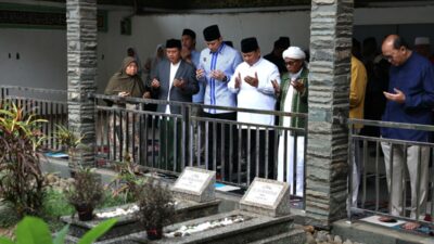 Prabowo Ziarah ke Makam Pendiri Pondok Pesantren Miftahul Huda Tasikmalaya