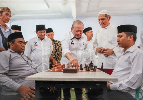Ketua DPD RI, AA LaNyalla Mahmud Mattalitti saat membuka turnamen catur antar-pesantren se-Madura yang diselenggarakan Pondok Pesantren Ibnu Cholil Bangkalan, Madura, Jawa Timur