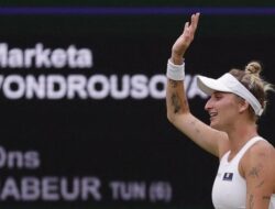 TENIS — Juara Wimbledon Vondrousova Tersingkir dari Australian Open