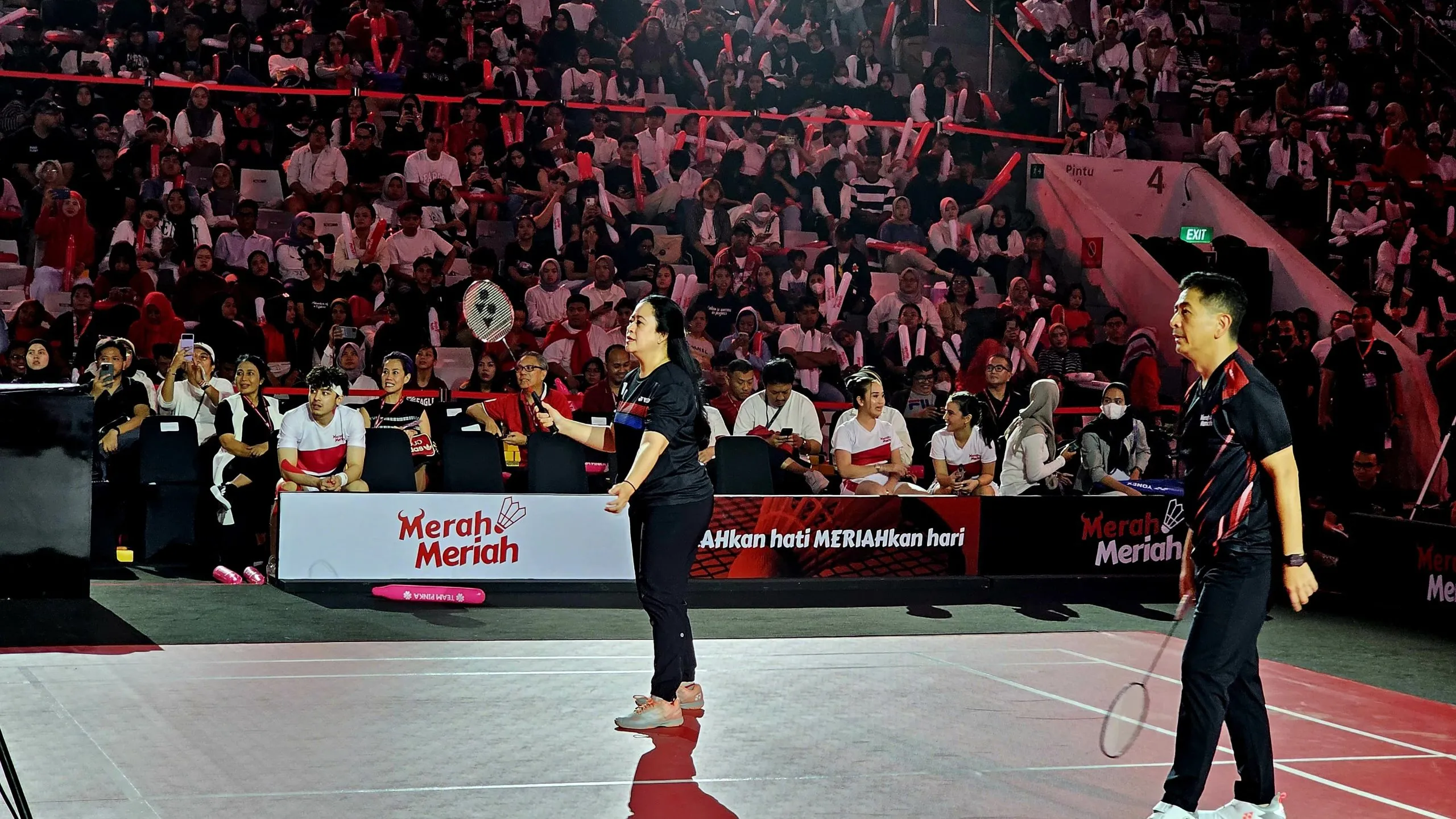 Puan Maharani Buka Laga Persahabatan Badminton 'Merah Meriah' di Istora Senayan